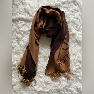 Louis Vuitton Women’s Scarf | Worn once